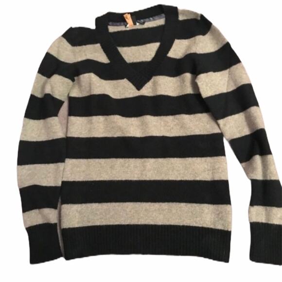GAP Navy and Gray striped sweater Size Small - Picture 1 of 3